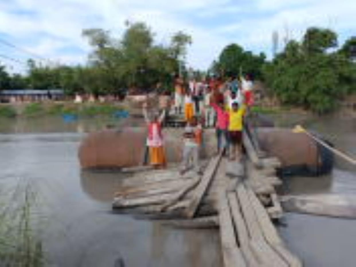 Villagers demonstrated when the pontoon bridge collapsed