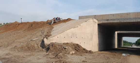 Bikers are risking their lives by running on Ganga Expressway