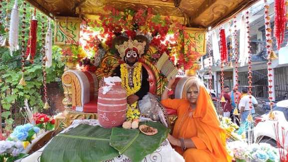 Flowers showered on the palanquin