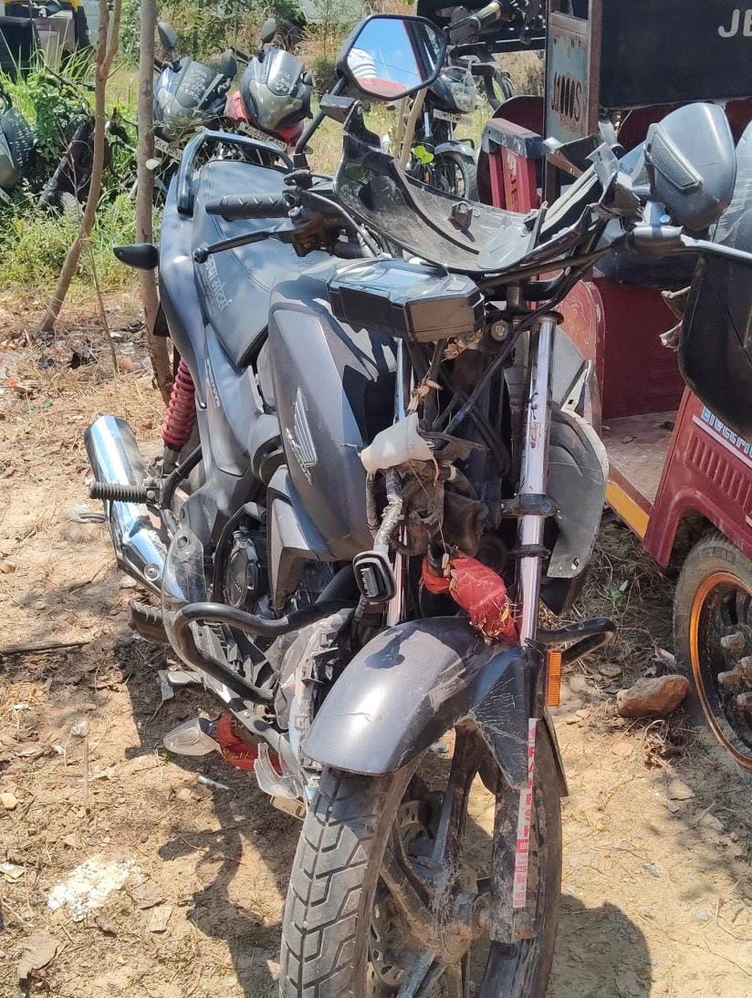 Siddharthnagar News: Bike collided from behind with trolley parked on the roadside, driver injured