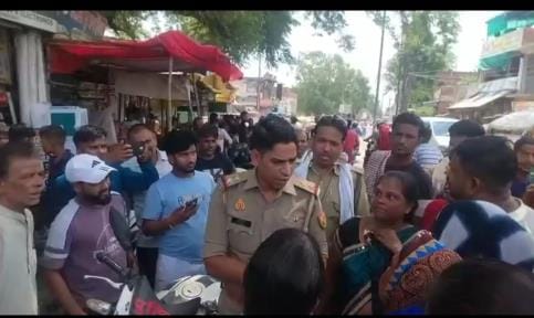 Anger due to sewer flowing on the road, road blocked