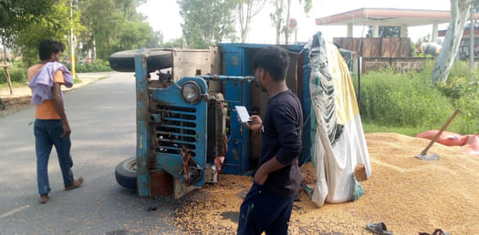Uncontrolled Jugaad vehicle overturned on the highway, driver injured