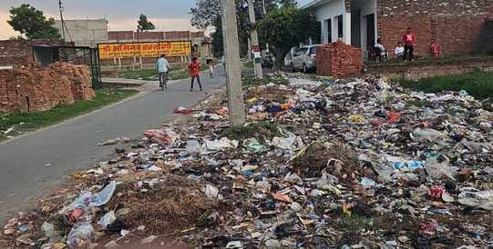 Due to lack of garbage disposal system, filth increased in Rawatpur