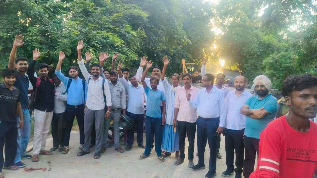 Advocates expressed their anger over the dilapidated condition of Madhotanda-Pilibhit road and protested