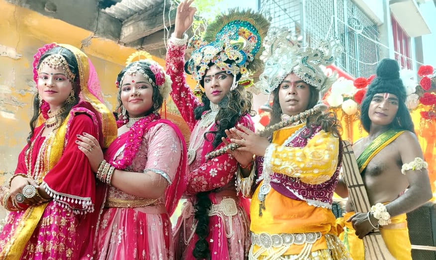 When Shri Krishna's palanquin started moving, the citizens got engrossed