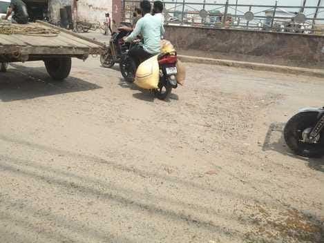 Kalaam to Syana Adda road got damaged due to rain, two lakh people are facing problem