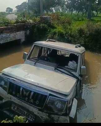 The driver fell asleep and the Bolero fell into the canal