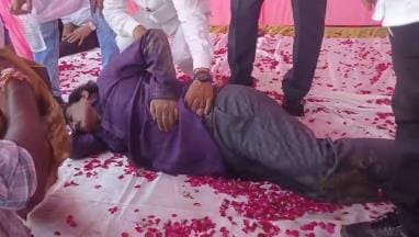 A young man fell into the drain in Gomti Nagar due to the cover breaking and got injured