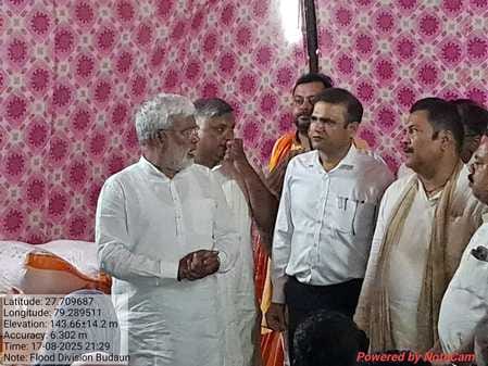 Jal Shakti Minister inspected the embankments and provided relief material to the villagers