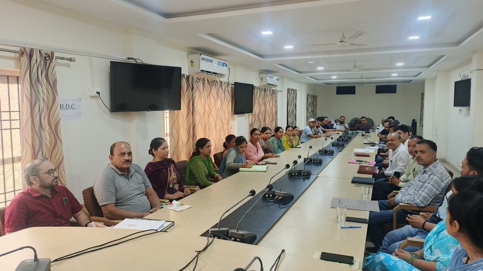 Heat from 'solar' in Panchayat Samiti meeting, anger over absence of officers