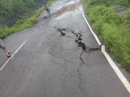 Pathankot-Jammu highway collapsed, water entered the college campus