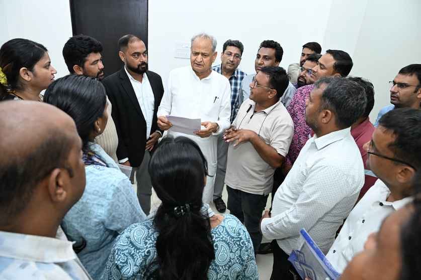 Jaipur News: Parents Intensify Struggle Over RTE Admissions, Meet Ashok Gehlot and Khachariyawas