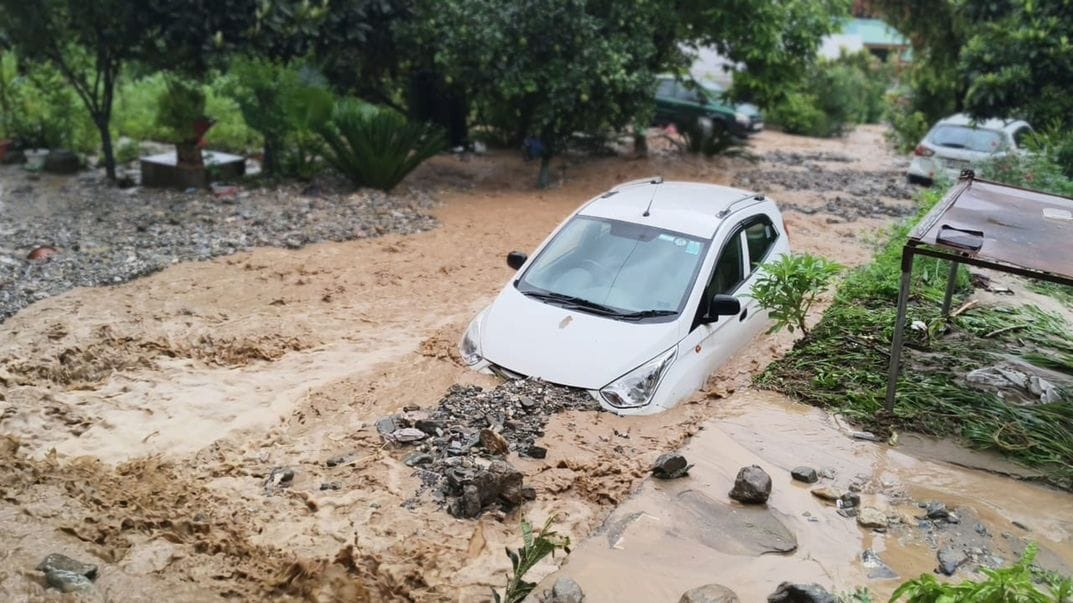 Flood due to torrential rain in Drang area, 13 houses, 10 cow sheds destroyed, vehicles washed away