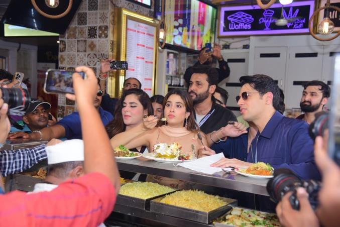 Sidharth Malhotra and Janhvi Kapoor enjoyed basket chaat