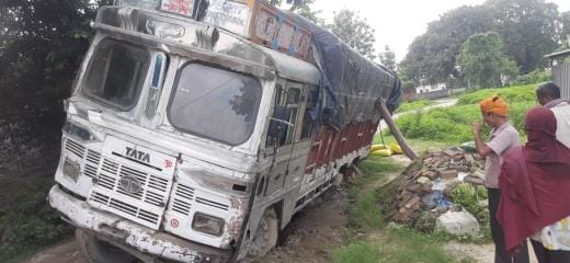 Fertilizer laden truck sank in a pit, driver and labourer injured