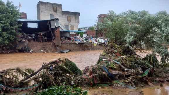 The strong current broke the boundary walls of the houses, the cars parked in the park were swept away