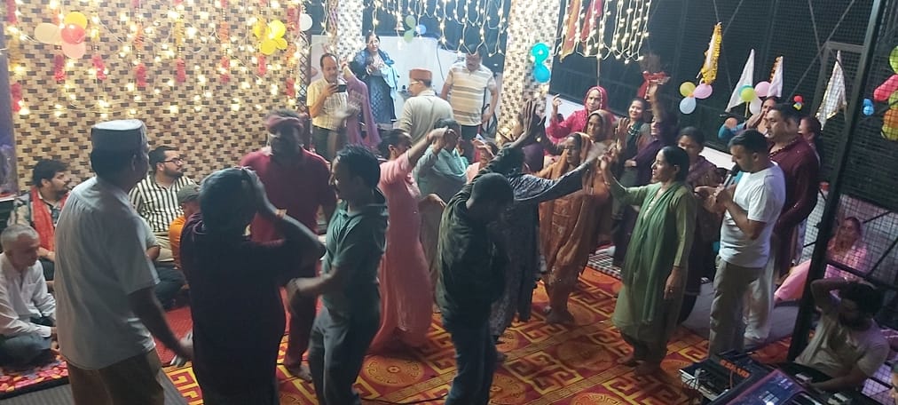 Devotees danced to the bhajan 'Mele Jana Kalka De'