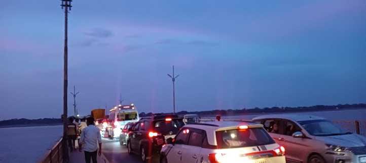 Out of 56 lights installed on Shastri Bridge, 50 are not working
