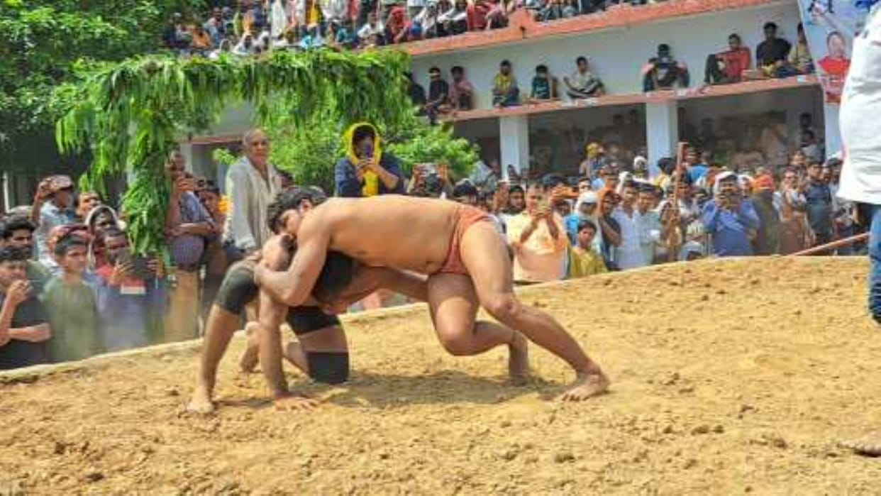 Sachin defeated Gama wrestler
