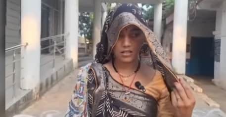 थाने में मौजूद पीड़िता।