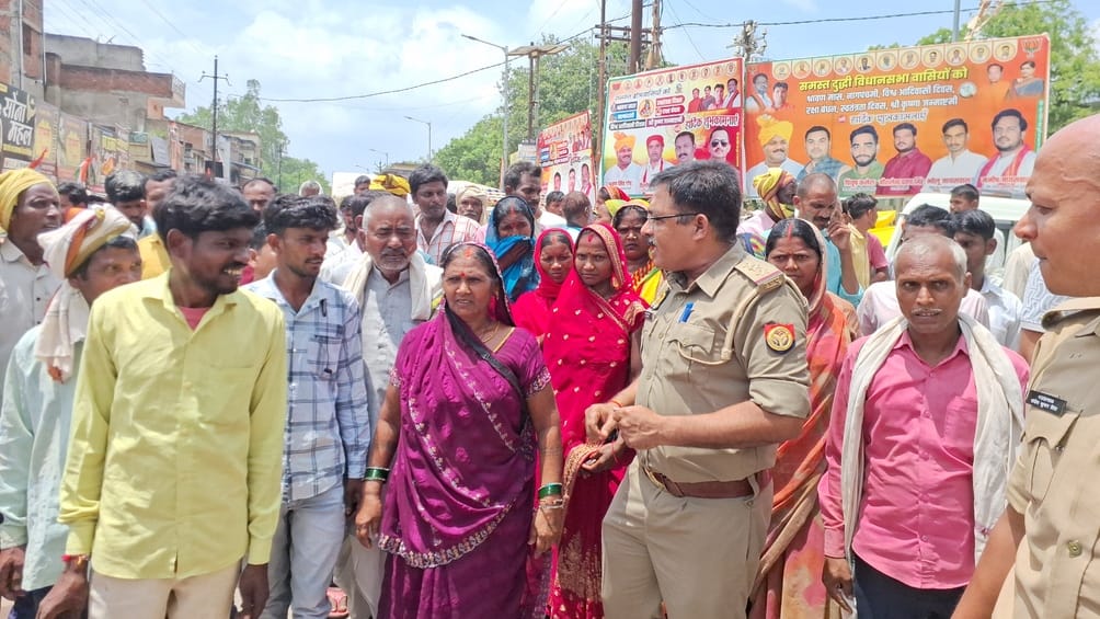 Farmers blocked the national highway due to non-availability of urea fertilizer