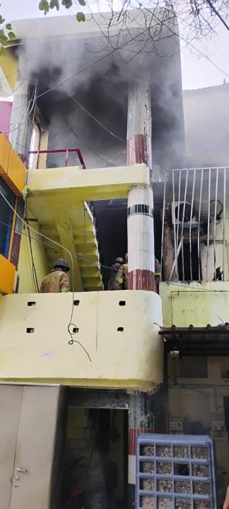 Huge fire breaks out in medicine warehouse