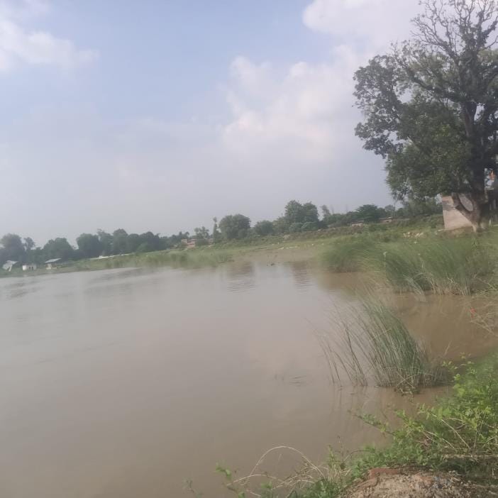 Saryu above the red mark... Subika Babu village Mairund, panic increased due to erosion