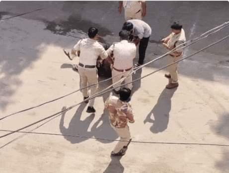 व्यापारी से मारपीट करती पुलिस।