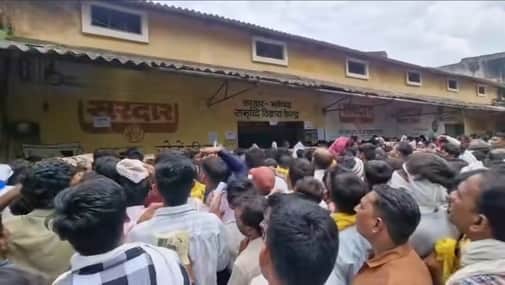 यूरीया वितरण केंद्र के बाहर लगी भीड़