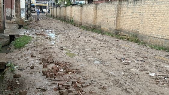 Intermittent rain in the morning, mud spread on the roads