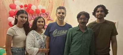 अपने पूर्वजों की तलाश में नीदरलैंड से बेल्थरारोड कस्बा पहुंचे लोग। संवाद