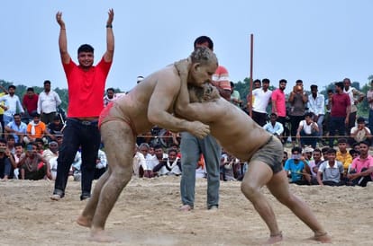 भादर के दहियांवा में कुश्ती लड़ते पहलवान। स्त्रोत- आयोजक मंडल
