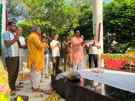 Paid homage to the sacrificed revolutionaries by laying wreath at the martyr's memorial
