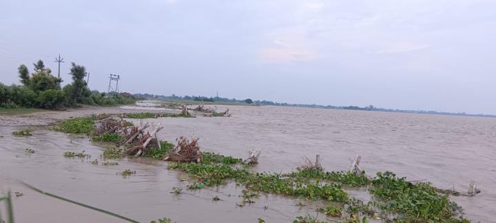 Gorakhpur News: Saryu continues to rise, water rises on Derwa-Khohiya Patti road