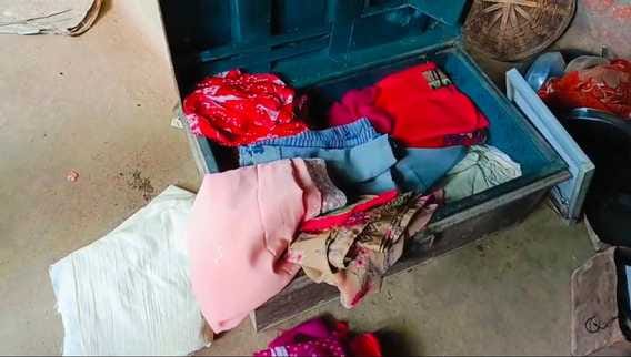Jewellery worth 1.25 lakh rupees and 50 thousand cash stolen after breaking into house
