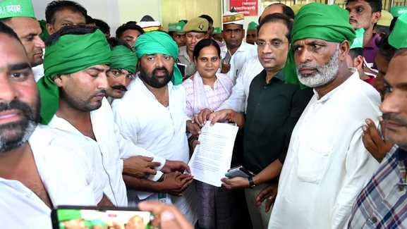 Farmers protest at the Collectorate, shout slogans