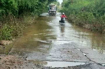 Kirat Sagar pond overflows, Station Road cut off, traffic halted