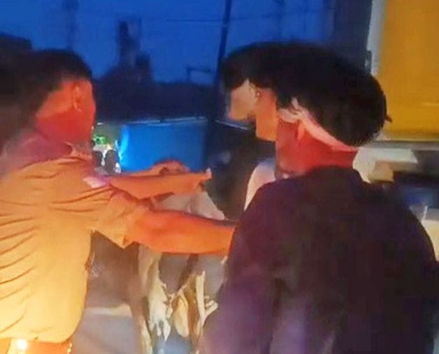The history-sheeter's son, along with his friends, beat up a head constable and tore his uniform