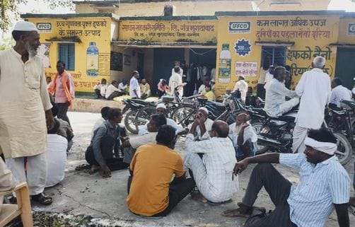 Farmers angry over not getting fertilizer tried to create a traffic jam