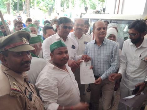 Protest against throwing dead bodies of cattle on roadside, demand for burial
