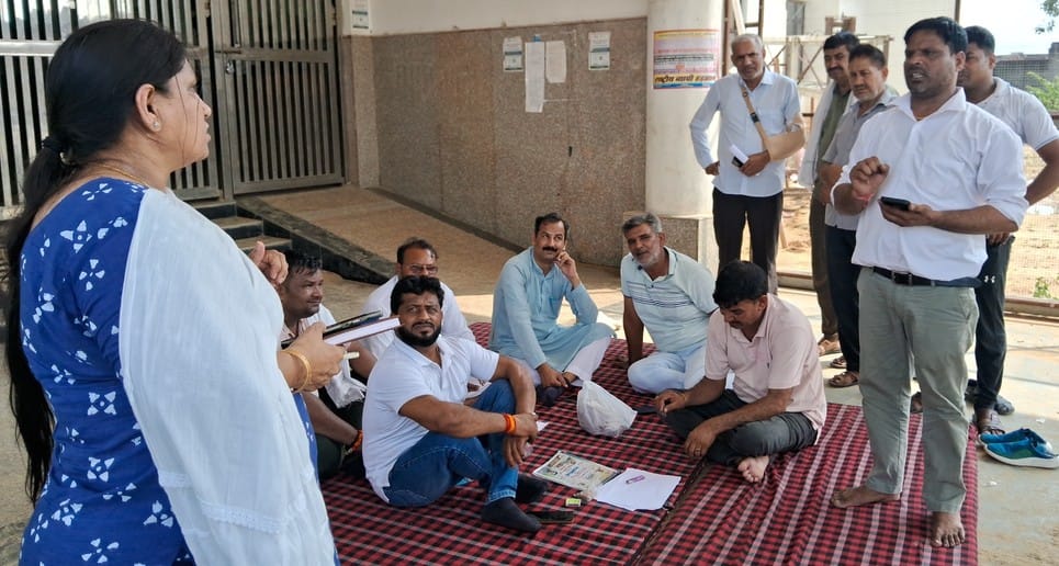 Councillors locked the gate of the municipality, employees trapped inside