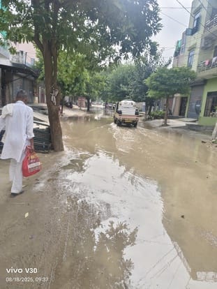People are troubled due to sewer overflow in Jaswant Nagar