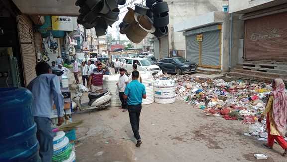 Shopkeepers blocked the road due to non-collection of garbage