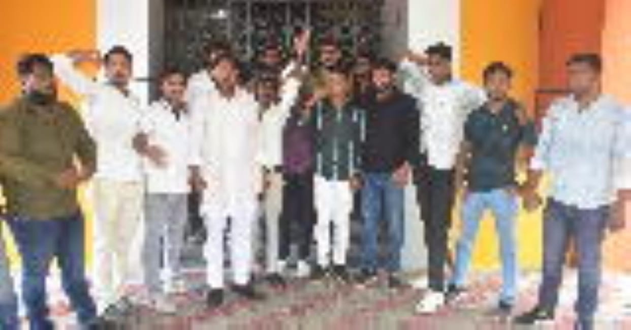 Gorakhpur News: Argument with the Vice Chancellor regarding student union elections, case against student leaders