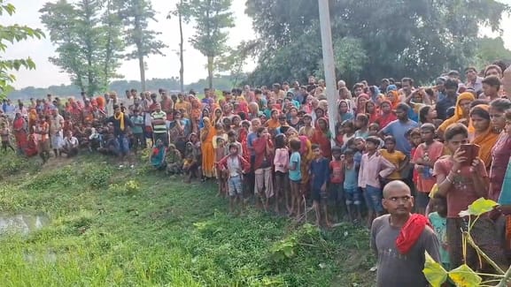 घटनास्थल पर मौजूद लोगों की भीड़