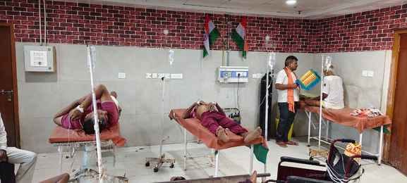AC is not working in the district hospital, attendants are forced to fan themselves with hand fans