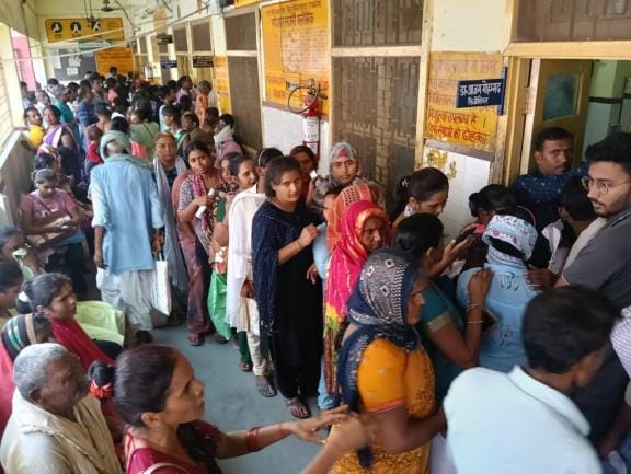 Long queue from prescription to medicine counter