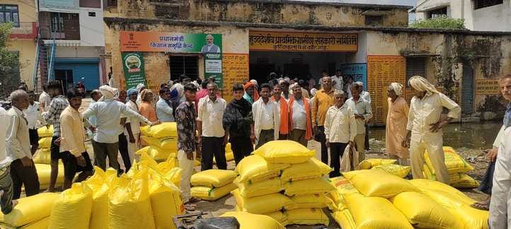 Delay in supply of fertilizers to committees is proving costly... farmers are getting troubled