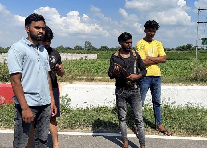 The youth was beaten up and 50 thousand rupees in cash and mobile were looted