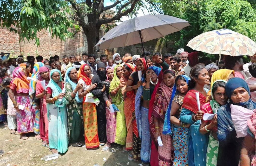 Long queue of 2500 farmers for 256 bags of urea